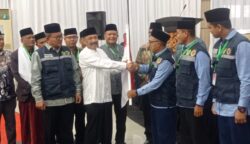 Bupati Pidie Sarjani Abdullah melepaskan keberangkatan 386 jamaah haji Embarkasi Haji Aceh Kloter 08 asal Pidie di Asrama Haji Banda Aceh, Ahad (25/5)
