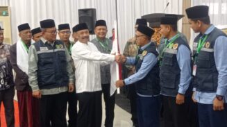 Bupati Pidie Sarjani Abdullah melepaskan keberangkatan 386 jamaah haji Embarkasi Haji Aceh Kloter 08 asal Pidie di Asrama Haji Banda Aceh, Ahad (25/5)