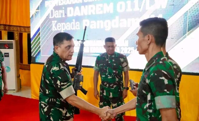 Pangdam IM Mayjen TNI Niko Fahrizal menerima satu pucuk senjata api jenis M-16 A1 beserta satu buah magazen dari Dandim 0102/Pidie, Letkol Inf Andi Irsan, yang ditemukan warga Pidie saat membersihkan kebun. (Foto: For Infoaceh.net)