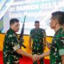 Pangdam IM Mayjen TNI Niko Fahrizal menerima satu pucuk senjata api jenis M-16 A1 beserta satu buah magazen dari Dandim 0102/Pidie, Letkol Inf Andi Irsan, yang ditemukan warga Pidie saat membersihkan kebun. (Foto: For Infoaceh.net)