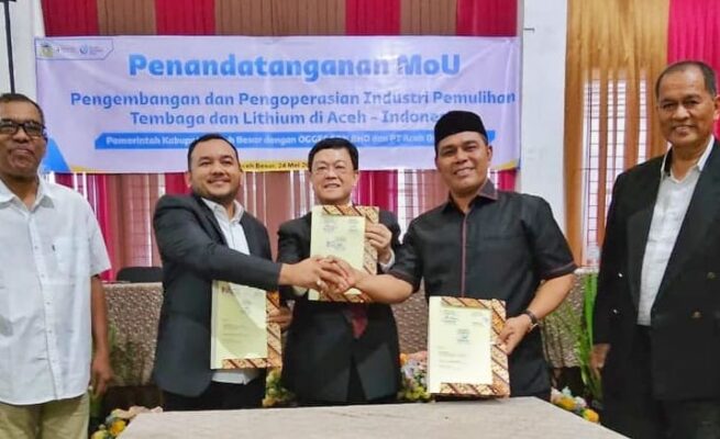 Investor asal Malaysia, Michael Soh, melalui perusahaannya Oggec Sdn Bhd menandatangani MoU dengan Bupati Aceh Besar, Muharram Idris dan PT Aceh Dynamic Plus, terkait rencana pembangunan industri pemulihan lithium dan tembaga di wilayah Aceh Besar. (Foto: For Infoaceh.net)