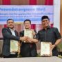 Investor asal Malaysia, Michael Soh, melalui perusahaannya Oggec Sdn Bhd menandatangani MoU dengan Bupati Aceh Besar, Muharram Idris dan PT Aceh Dynamic Plus, terkait rencana pembangunan industri pemulihan lithium dan tembaga di wilayah Aceh Besar. (Foto: For Infoaceh.net)