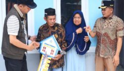 Bupati Aceh Selatan Mirwan MS didampingi Wakil Bupati Baital Mukadis menyerahkan kunci rumah layak huni secara simbolis kepada masyarakat penerima di Gampong Suak Hulu, Kecamatan Samadua, Ahad, 25 Mei 2025.