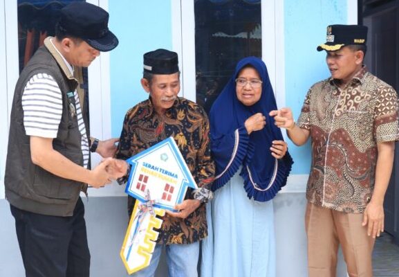 Bupati Aceh Selatan Mirwan MS didampingi Wakil Bupati Baital Mukadis menyerahkan kunci rumah layak huni secara simbolis kepada masyarakat penerima di Gampong Suak Hulu, Kecamatan Samadua, Ahad, 25 Mei 2025.
