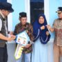 Bupati Aceh Selatan Mirwan MS didampingi Wakil Bupati Baital Mukadis menyerahkan kunci rumah layak huni secara simbolis kepada masyarakat penerima di Gampong Suak Hulu, Kecamatan Samadua, Ahad, 25 Mei 2025.