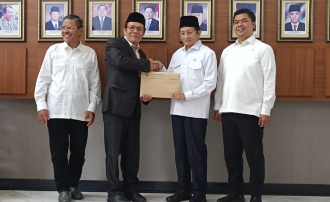 Menteri Agama Prof Dr Nasaruddin Umar menyerahkan Perpres perubahan IAIN Lhokseumawe menjadi UIN Sultanah Nahrasiyah kepada Rektor Dr Danial MAg di Jakarta, Senin (26/5)