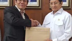 Menteri Agama Prof Dr Nasaruddin Umar menyerahkan Perpres perubahan IAIN Lhokseumawe menjadi UIN Sultanah Nahrasiyah kepada Rektor Dr Danial MAg di Jakarta, Senin (26/5)