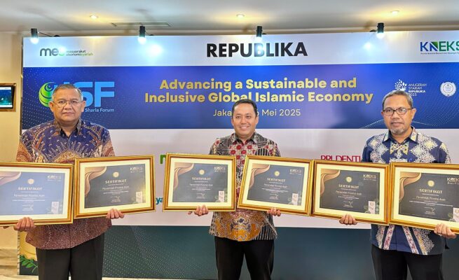 Staf Ahli Gubernur Restu Andi Surya, mewakili Gubernur Aceh menerima Penghargaan Anugerah Adinata Syariah 2025 dan Indonesia Sharia Forum (ISF) 2025 yang diselenggarakan oleh KNEKS dan Republika di Le Meridien Jakarta, Senin, 26 Mei 2025