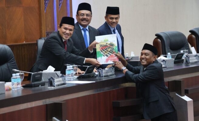 Wakil Gubernur Aceh Fadhlullah, menghadiri rapat paripurna DPRA terkait penyampaian rekomendasi LKPJ Gubernur Aceh Tahun 2024, di Gedung Utama DPRA, Senin (26/5)