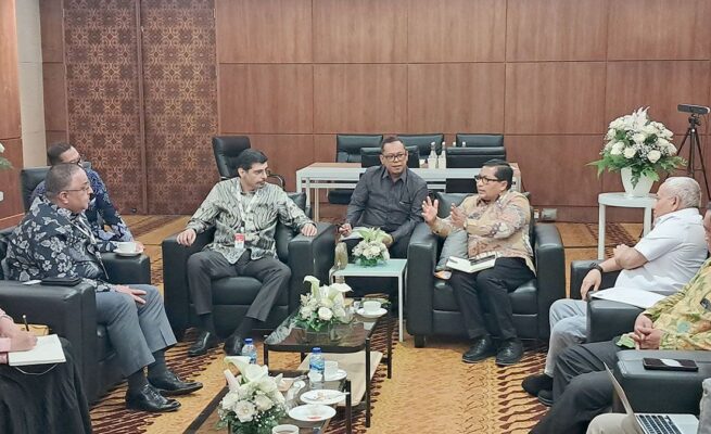 Presiden Direktur Mubadala Energy Indonesia, Abdulla Bu Ali bersama Kepala BPKS Iskandar Zulkarnaen diskusi strategis mrmbahas dukungan logistik pengeboran Andaman di Petroleum Association (IPA) di ICE BSD, Tangerang, Banten. (Foto: For Infoaceh.net)