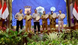 Wagub Fadhlullah, Kapolda Aceh Irjen Pol Achmad Kartiko dan Wali Kota Banda Aceh Illiza Sa’aduddin Djamal meluncurkan Inovasi Layanan Samsat Aceh dan Insentif Pajak bagi Penyandang Disabilitas, di Anjong Mon Mata, Selasa (27/5)