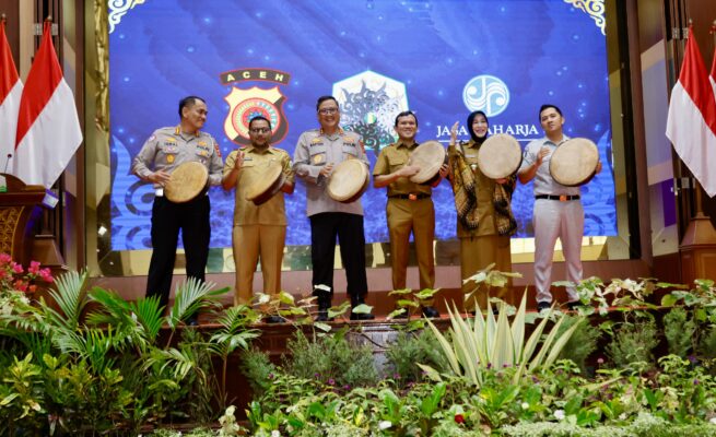 Wagub Fadhlullah, Kapolda Aceh Irjen Pol Achmad Kartiko dan Wali Kota Banda Aceh Illiza Sa’aduddin Djamal meluncurkan Inovasi Layanan Samsat Aceh dan Insentif Pajak bagi Penyandang Disabilitas, di Anjong Mon Mata, Selasa (27/5)