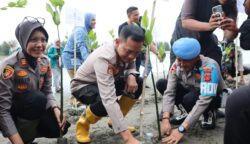 Polsek Baitussalam menanam 3.000 bibit mangrove di pesisir Pantai Lamcalok, Dusun Mon Singet, Gampong Kajhu, Kecamatan Baitussalam, Aceh Besar, Senin sore (26/5)