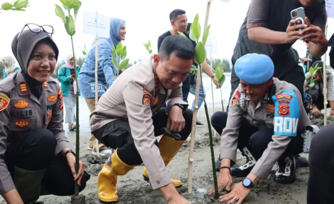 Polsek Baitussalam menanam 3.000 bibit mangrove di pesisir Pantai Lamcalok, Dusun Mon Singet, Gampong Kajhu, Kecamatan Baitussalam, Aceh Besar, Senin sore (26/5)