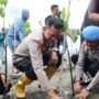 Polsek Baitussalam menanam 3.000 bibit mangrove di pesisir Pantai Lamcalok, Dusun Mon Singet, Gampong Kajhu, Kecamatan Baitussalam, Aceh Besar, Senin sore (26/5)