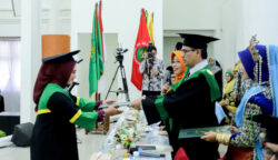 UIN Ar-Raniry meluluskan 913 wisudawan dari program sarjana, magister dan doktoral dalam Rapat Senat Terbuka di Auditorium Prof Ali Hasjmy, Darussalam, Selasa (27/5). (Foto: For Infoaceh.net)