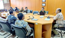 Kakanwil DJPb Aceh Izharul Haq memimpin pertemuan Asset & Liabilities Committee (ALCo) yang membahas realisasi APBN 2025 Regional Aceh, penerimaan maupun pengeluaran, Selasa (27/5). (Foto: For Infoaceh.net)