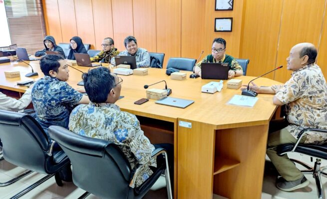 Kakanwil DJPb Aceh Izharul Haq memimpin pertemuan Asset & Liabilities Committee (ALCo) yang membahas realisasi APBN 2025 Regional Aceh, penerimaan maupun pengeluaran, Selasa (27/5). (Foto: For Infoaceh.net)