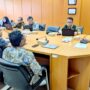 Kakanwil DJPb Aceh Izharul Haq memimpin pertemuan Asset & Liabilities Committee (ALCo) yang membahas realisasi APBN 2025 Regional Aceh, penerimaan maupun pengeluaran, Selasa (27/5). (Foto: For Infoaceh.net)