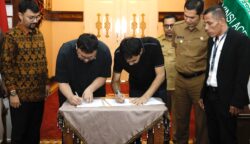 Gubernur Aceh Muzakir manaf dan CEO PT Flora Agung Grup, Ivansyah, menandatangani MoU bangun pabrik minyak goreng di Meuligoe Gubernur Aceh, Selasa (27/5). (Foto: For Infoaceh.net)