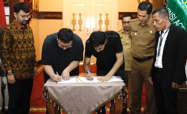 Gubernur Aceh Muzakir manaf dan CEO PT Flora Agung Grup, Ivansyah, menandatangani MoU bangun pabrik minyak goreng di Meuligoe Gubernur Aceh, Selasa (27/5). (Foto: For Infoaceh.net)