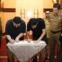 Gubernur Aceh Muzakir manaf dan CEO PT Flora Agung Grup, Ivansyah, menandatangani MoU bangun pabrik minyak goreng di Meuligoe Gubernur Aceh, Selasa (27/5). (Foto: For Infoaceh.net)