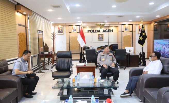 Kapolda Aceh Irjen Pol Achmad Kartiko didampingi Dirreskrimsus menerima audiensi Kadis Peternakan Aceh, Zalsufran, di ruang kerjanya, Selasa, 27 Mei 2025. (Foto: For Infoaceh.net)