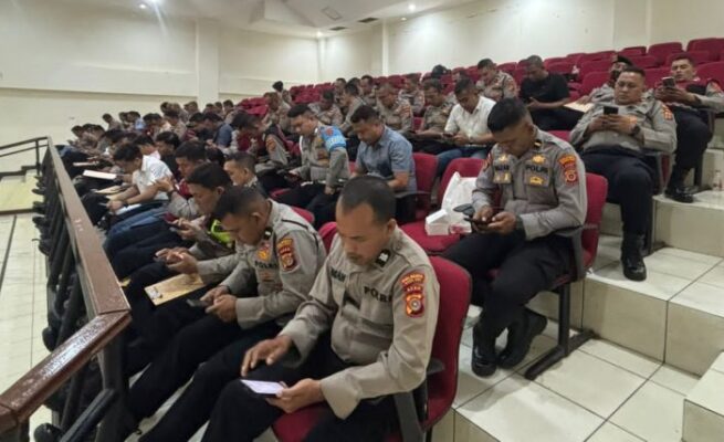 Puluhan personel di jajaran Polresta Banda Aceh, mengikuti ujian psikologi sebagai salah satu syarat untuk bisa mendapatkan senjata api, di ruang aula BPKK, Banda Aceh, Selasa (27/5/2025)