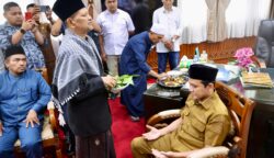 Wagub Fadhlullah dipeusijuek sejumlah ulama menjelang keberangkatannya ke Tanah Suci Arab Saudi untuk menunaikan ibadah haji, di ruang kerja Wagub Aceh, Selasa (27/5).