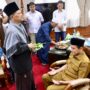 Wagub Fadhlullah dipeusijuek sejumlah ulama menjelang keberangkatannya ke Tanah Suci Arab Saudi untuk menunaikan ibadah haji, di ruang kerja Wagub Aceh, Selasa (27/5).
