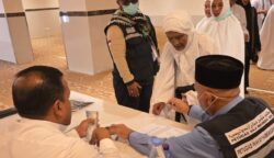 Sebanyak 391 jamaah haji Aceh kloter 08 asal Pidie telah menerima dana wakaf Baitul Asyi senilai 2.000 Riyal atau sekitar Rp8,7 juta per orang pada Selasa (27/5). (Foto: Infoaceh.net/ Alfian Azizi)