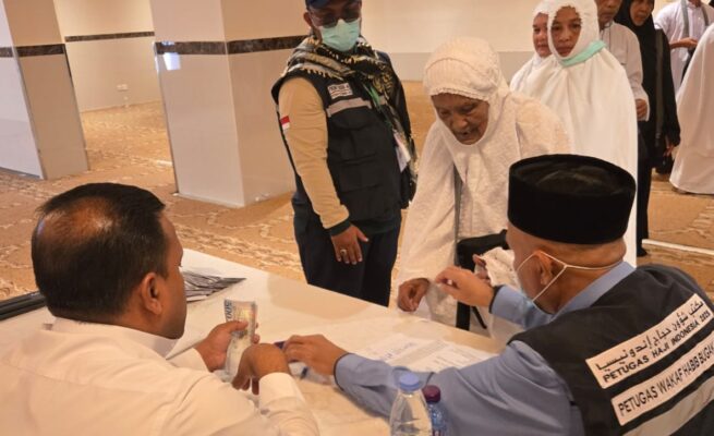Sebanyak 391 jamaah haji Aceh kloter 08 asal Pidie telah menerima dana wakaf Baitul Asyi senilai 2.000 Riyal atau sekitar Rp8,7 juta per orang pada Selasa (27/5). (Foto: Infoaceh.net/ Alfian Azizi)