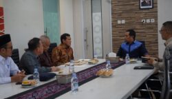 Wakil Gubernur Aceh Fadhlullah bersama rombongan saat bertemu Kepala Kantor Komunikasi Kepresidenan Hasan Nasbi, di Jakarta, Senin (28/5/2025). (Foto: For Infoaceh.net)