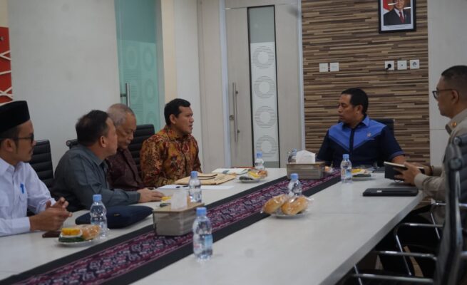 Wakil Gubernur Aceh Fadhlullah bersama rombongan saat bertemu Kepala Kantor Komunikasi Kepresidenan Hasan Nasbi, di Jakarta, Senin (28/5/2025). (Foto: For Infoaceh.net)