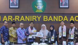 UIN Ar-Raniry menyerahkan donasi sebesar Rp50 juta untuk pembangunan Rumah Sakit Ibu dan Anak (RSIA) Indonesia di Gaza, Palestina.