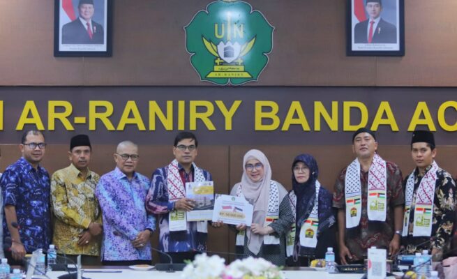 UIN Ar-Raniry menyerahkan donasi sebesar Rp50 juta untuk pembangunan Rumah Sakit Ibu dan Anak (RSIA) Indonesia di Gaza, Palestina.