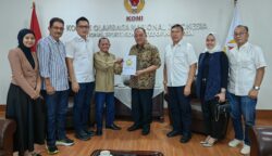 Ketua Umum KONI Pusat, Marciano Norman menerima audiensi Pengurus Cabang Olahraga anggota KONI Aceh, yakni Teuku Rayuan Sukma, Bachtiar Hasan, dan Ahyar, Rabu 28 Mei 2025 di Gedung KONI Pusat, Jakarta. (Foto: For Infoaceh.net)
