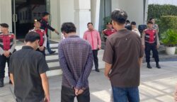 Mahasiswa yang tergabung dalam ALAMP AKSI Kota Banda Aceh menggelar unjuk rasa di depan kantor Wali Kota Banda Aceh Rabu (28/5). (Foto: For Infoaceh.net)