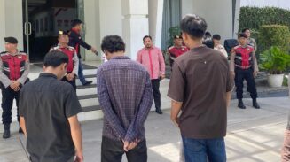 Mahasiswa yang tergabung dalam ALAMP AKSI Kota Banda Aceh menggelar unjuk rasa di depan kantor Wali Kota Banda Aceh Rabu (28/5). (Foto: For Infoaceh.net)