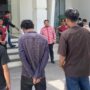 Mahasiswa yang tergabung dalam ALAMP AKSI Kota Banda Aceh menggelar unjuk rasa di depan kantor Wali Kota Banda Aceh Rabu (28/5). (Foto: For Infoaceh.net)