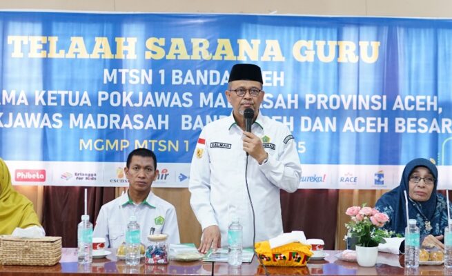 Kakankemenag Banda Aceh Salman Arifin membuka kegiatan telaah sarana guru MTsN 1 Model Banda Aceh. (Foto: For Infoaceh.net)