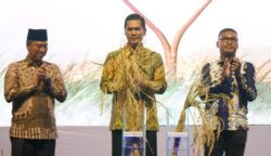 Plt. Sekda Aceh M Nasir Syamaun didampingi Bupati Abdya Safaruddin membuka Gelar TTG XXVI Provinsi Aceh di Lapangan Pulau Kayu, Susoh, Aceh Barat Daya, Rabu malam, 28 Mei 2025
