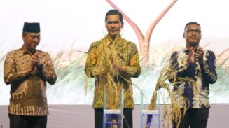 Plt. Sekda Aceh M Nasir Syamaun didampingi Bupati Abdya Safaruddin membuka Gelar TTG XXVI Provinsi Aceh di Lapangan Pulau Kayu, Susoh, Aceh Barat Daya, Rabu malam, 28 Mei 2025