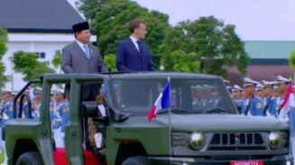 Prabowo dan Macron naik Maung cek pasukan di Akmil Magelang