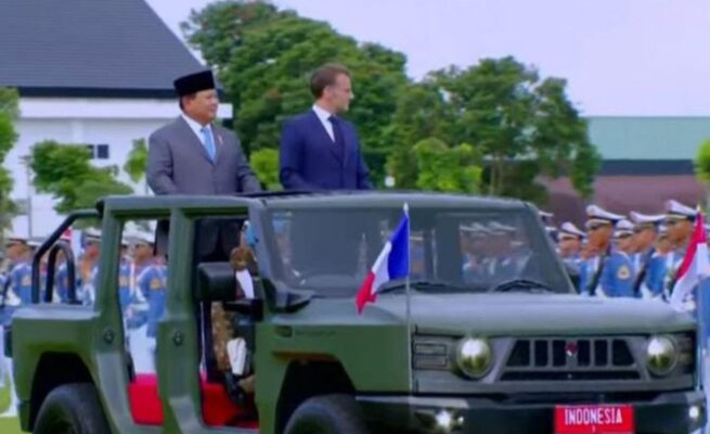 Prabowo dan Macron naik Maung cek pasukan di Akmil Magelang