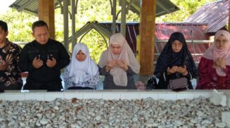 Ketua Maemuna Center Indonesia, Onny Firyanti Hamidi bersama rombongan yang sedang berada di Aceh, Rabu (28/5) berziarah ke Makam Pahlawan Nasional Laksamana Malahayati di Gampong Lamreh, Krueng Raya, Aceh Besar. (Foto: For Infoaceh.net)