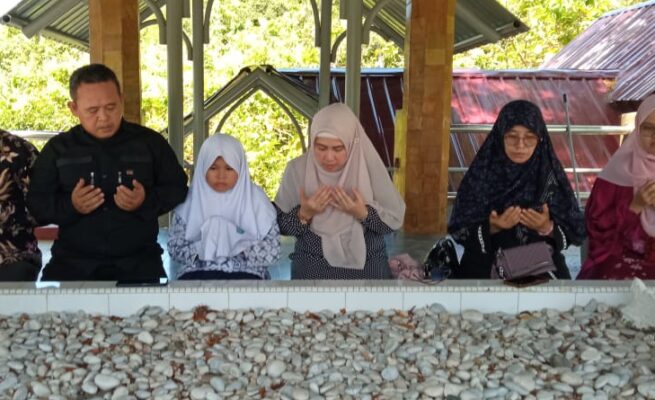 Ketua Maemuna Center Indonesia, Onny Firyanti Hamidi bersama rombongan yang sedang berada di Aceh, Rabu (28/5) berziarah ke Makam Pahlawan Nasional Laksamana Malahayati di Gampong Lamreh, Krueng Raya, Aceh Besar. (Foto: For Infoaceh.net)