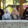 Ketua Maemuna Center Indonesia, Onny Firyanti Hamidi bersama rombongan yang sedang berada di Aceh, Rabu (28/5) berziarah ke Makam Pahlawan Nasional Laksamana Malahayati di Gampong Lamreh, Krueng Raya, Aceh Besar. (Foto: For Infoaceh.net)