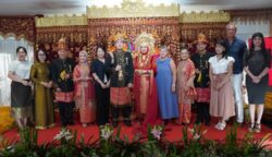 Pertunjukan budaya Indonesia yang menampilkan prosesi pernikahan adat Aceh mencuri perhatian para tamu asing di Manila, Filipina. Bertempat di Wisma Duta Besar RI Manila Rabu, pada 28 Mei 2025. (Foto: Dok. KBRI Manila)