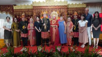 Pertunjukan budaya Indonesia yang menampilkan prosesi pernikahan adat Aceh mencuri perhatian para tamu asing di Manila, Filipina. Bertempat di Wisma Duta Besar RI Manila Rabu, pada 28 Mei 2025. (Foto: Dok. KBRI Manila)